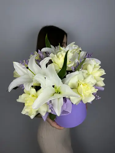 На фото №5 Композиция живых цветов с лилией и розами