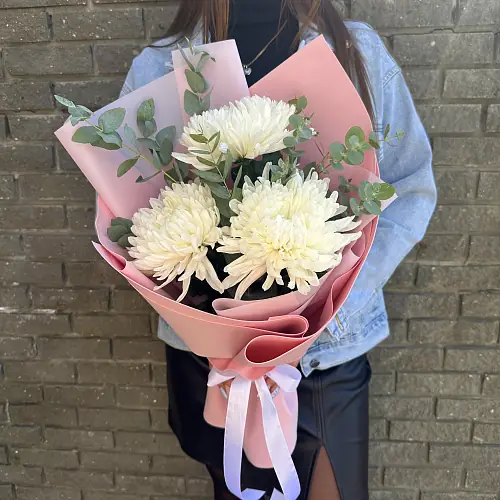На фото №2 Букет живых цветов из одноголовой белой хризантемы в дизайнерской упаковке