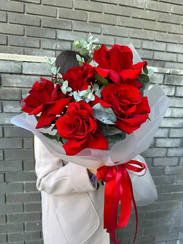 На фото №2 5 Красных роз с эвкалиптом