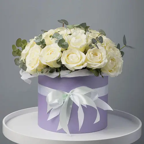 На фото №3 Белая роза в шляпной коробке