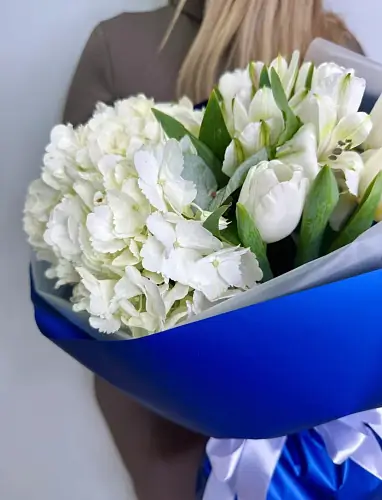 На фото №3 Букет живых цветов с белыми тюльпанами и гортензией
