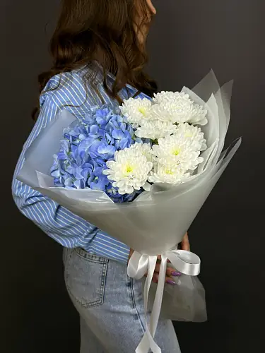 На фото №4 Букет Живых Цветов с гортензией и кустовой хризантемой 