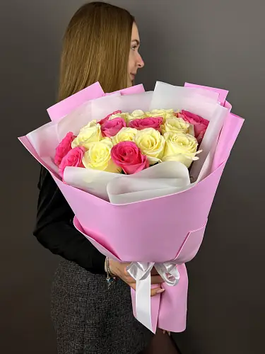 На фото №3 Букет живых цветов из 17 роз микс