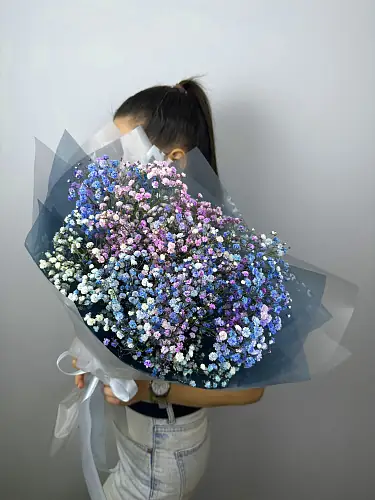 На фото №4 Букет живых цветов из радужной гипсофилы оформленный в дизайнерскую упаковку