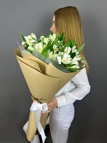 На фото №4 Букет живых цветов из белых альстромерий