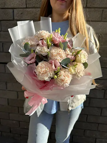 На фото №4 Букет живых цветов с гвоздикой и эустомой