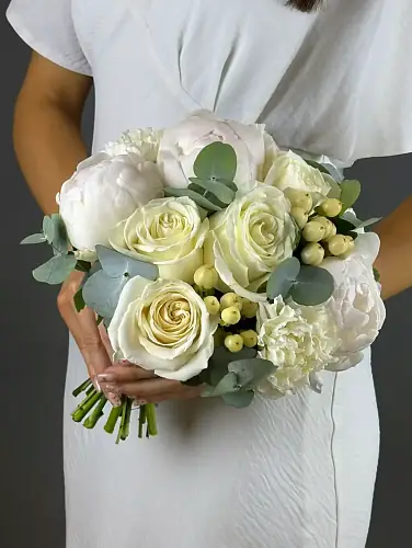 Композиция с белоснежными пионами