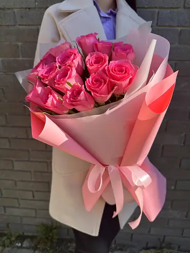 На фото №3 Букет живых цветов из 15 розовых роз оформленный в дизайнерскую упаковку
