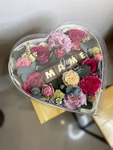На фото №3 Коробка с цветами Маме