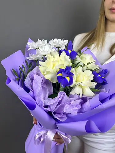 На фото №2 Букет с розами и ирисами