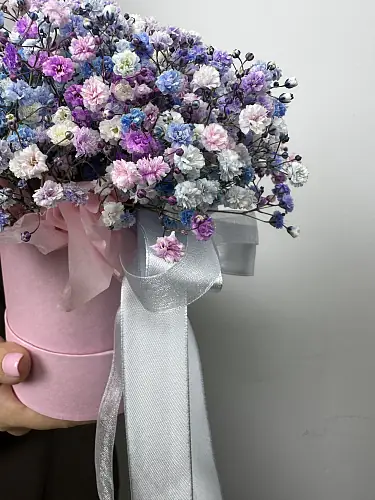 На фото №3 Букет живых цветов из нежной радужной гипсофилы в розовой шляпной коробке