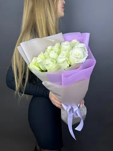 На фото №3 17 Белых Роз в упаковке