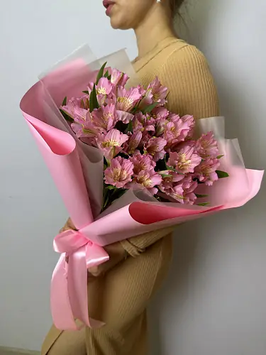 На фото №2 7 Розовых альстромерий