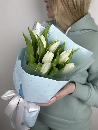 На фото №3 Букет живых цветов из 9 белых тюльпанов в дизайнерской упаковке
