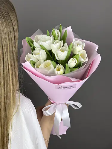 На фото №2 13  Белых Тюльпанов