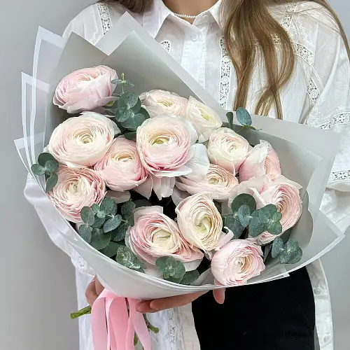 Композиция из ранункулюсов с эвкалиптом