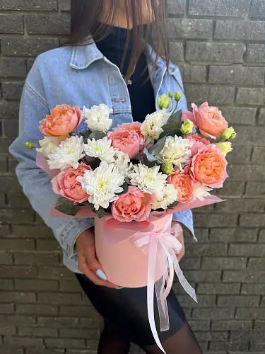 На фото №5 Нежная композиция с эустомой и кустовой розой