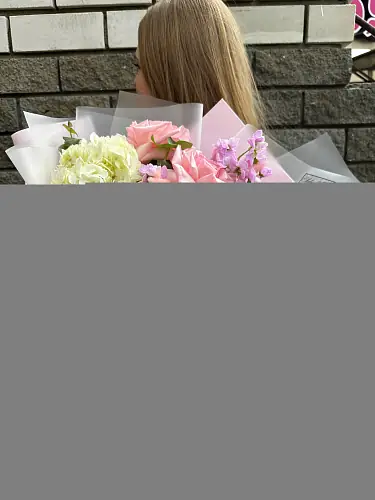 Букет из пионовидных роз и гортензии 