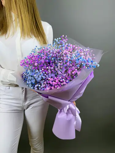 На фото №3 Букет живых цветов из радужной гипсофилы