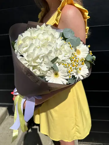 На фото №2 Гортензия и ромашки