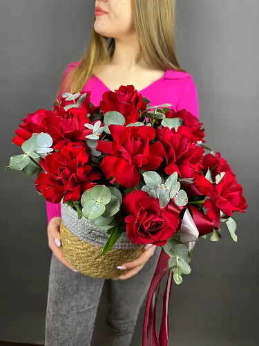На фото №2 Композиция из 17 красных роз