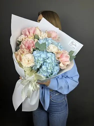 На фото №6 Розы и голубая гортензия