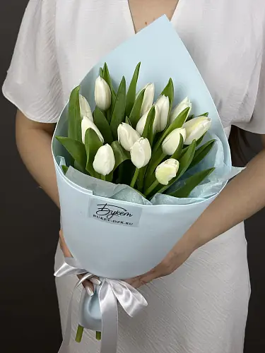 На фото №4 Букет из 13 Белых Тюльпанов