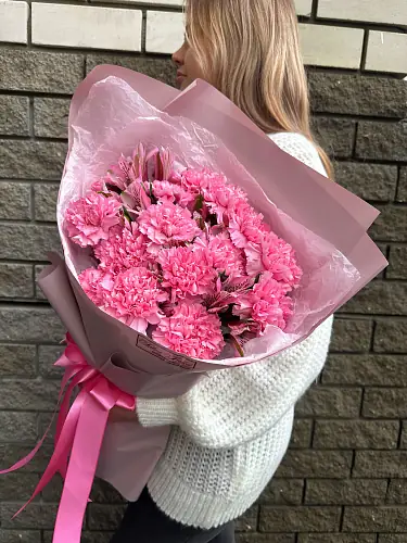 На фото №2 Композиция из альстромерии и гвоздик 