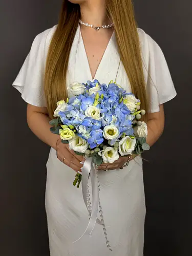 С эустомой и гортензией