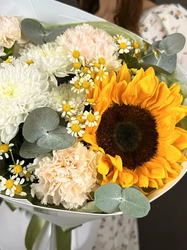 На фото №3 Букет с хризантемой и подсолнухом 