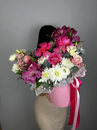 На фото №4 Композиция живых цветов с розами и альстромерией