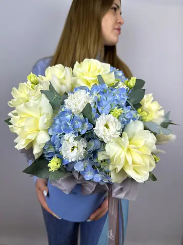 На фото №3 Голубая композиция с гортензией и розами 