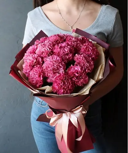 15 Малиновых Гвоздик в упаковке 