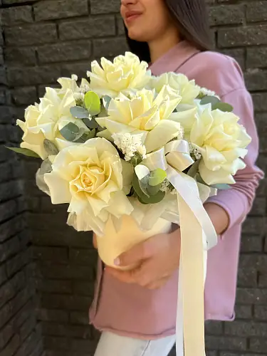 На фото №2 Коробка с белыми розами и статицей