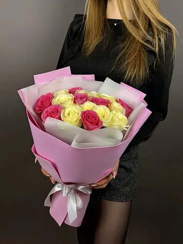 На фото №2 Букет живых цветов из 17 роз микс