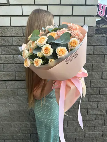 На фото №6 Гвоздика и кустовая Роза