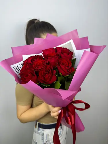 На фото №4 11 Красных роз в дизайнерской упаковке