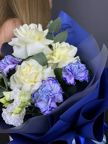 На фото №3 Шикарный Букет с Розами и Синими Диантусами