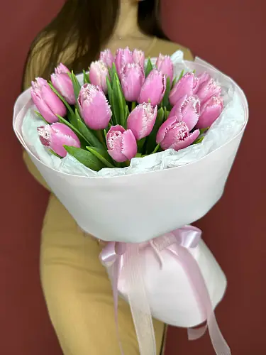 На фото №4 Букет живых цветов из 21 Розового тюльпана в дизайнерской упаковке