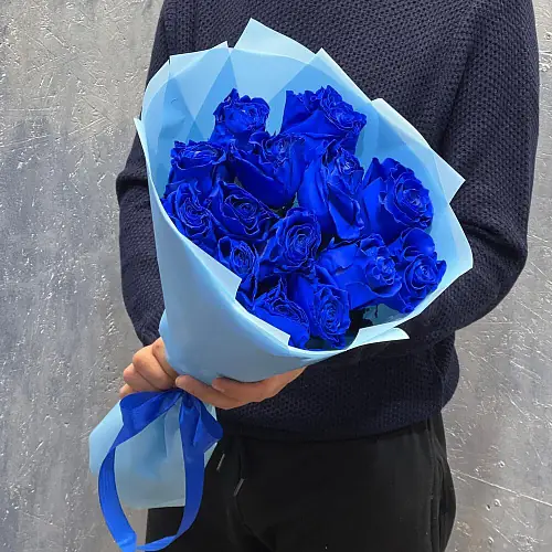 На фото №2 13 Синих роз 