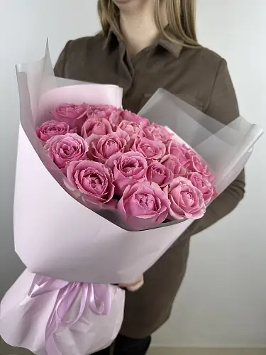 На фото №2 Букет из 25 розовых роз