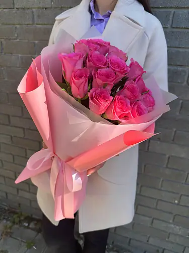 На фото №2 Букет живых цветов из 15 розовых роз оформленный в дизайнерскую упаковку