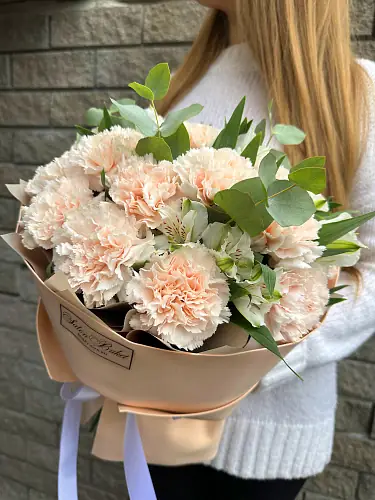 На фото №2 Композиция с гвоздикой и альстромерий 