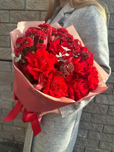 На фото №3 Букет из красных роз и хризантем 