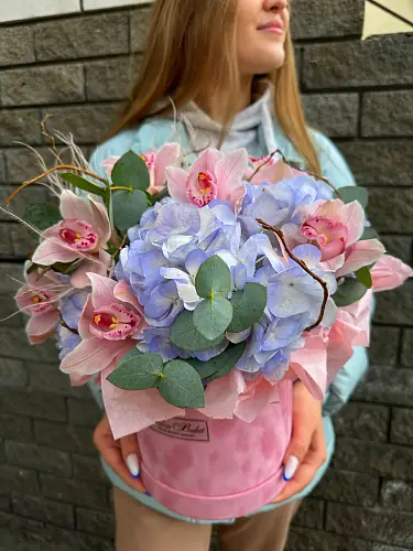 На фото №2 Шляпная коробка с гортензией и орхидеями 