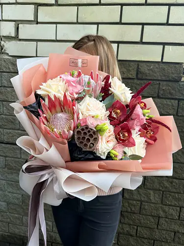 На фото №2 Букет из протей и роз 