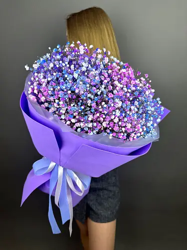 На фото №2 Букет живых цветов из гипсофилы в сиреневой дизайнерской упаковке