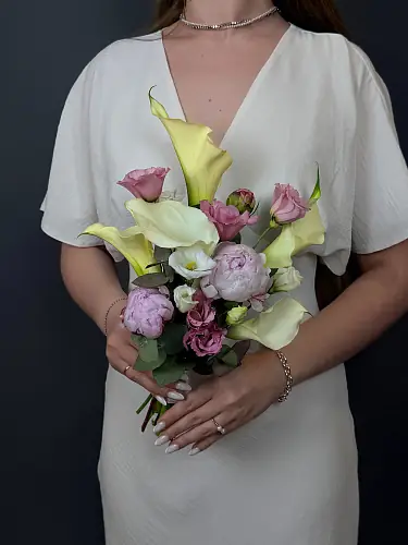 На фото №3 Свадебная композиция с пионами и каллами 