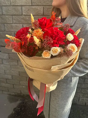 На фото №2 Букет кустовых хризантем с розами