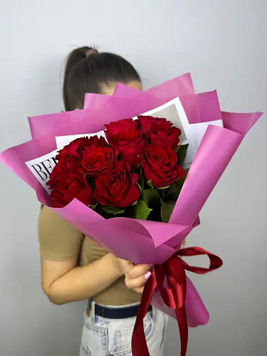 На фото №4 11 Красных роз в дизайнерской упаковке
